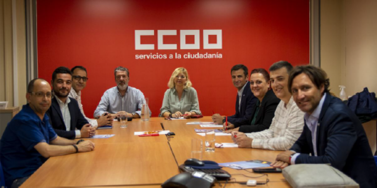 Al fondo, Francisco Garca, de FECCOO, y Juana Olmeda, de FSC-CCOO.